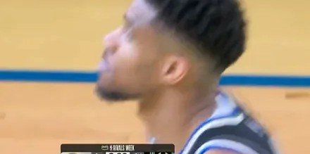 NG28-暂停期间字母哥低头久久伫立在球场，随后缓缓走向替补席