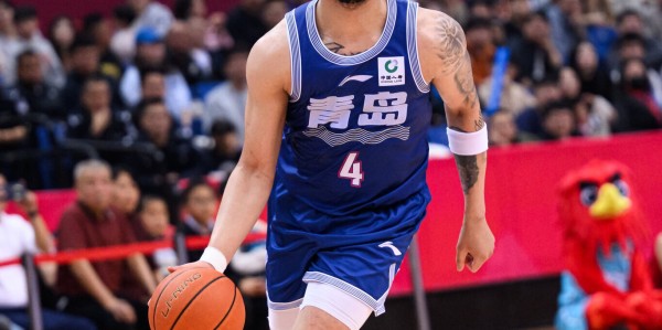 28圈-青岛最后时刻落后3分 韦瑟斯庞没第一时间对面前的胡明轩进行犯规