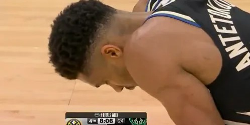 NG28-暂停期间字母哥低头久久伫立在球场，随后缓缓走向替补席